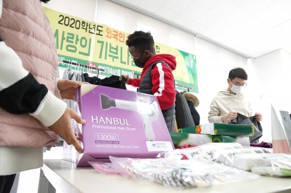 지난 26일 영남이공대 행복1기숙사 1층에서 진행된 외국인 유학생을 위한 ‘사랑의 기부 나눔 행사’ 현장. 사진=영남이공대 제공