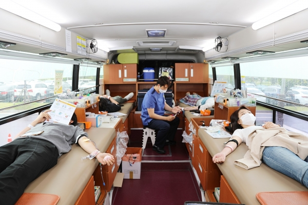 한국교육개발원 직원들이 27일 '사랑의 헌혈' 행사에 참여하고 있다. 사진=KEDI