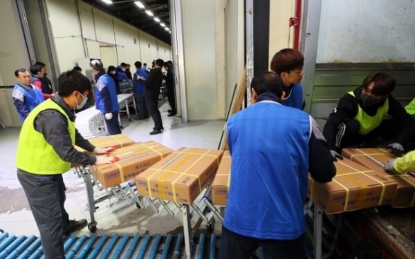 지난해 11월 세종시의 한 인쇄공장에서 인수책임자 및 관계 직원, 중앙협력관 등이 2020학년도 수능 문답를 전국 시험 지구별로 배송하고 있다. 사진=연합뉴스