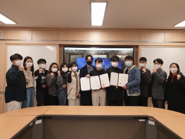 ‘2020 캠퍼스 특허 유니버시아드 대회’에서 수상한 한밭대 학생들이 한 자리에 모여 기념촬영하고 있다. 사진=한밭대 제공