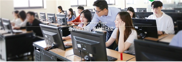 용인송담대 재학생 박준선 씨와 지도교수 송두헌 교수가 제출한 논문 ‘국내 마인크래프트 연령대별 사용 형태 차이에 대한 고찰’은 지난 28일 코엑스에서 열린 ‘2020년 한국게임학회 추계 학술대회’ 5편의 우수논문 중 하나로 선정됐다. (사진=용인송담대 제공)