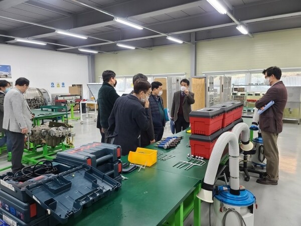 극동대학교가 지난 26일 고용노동부에서 추진하고 있는 NCS 기반 과정평가형 국가기술자격증 교육기관으로 지정받기 위해 한국산업인력공단(충북지사)으로부터 현장심사를 받았다. 한국산업인력공단에서 극동대 항공정비학과가 신청한 국가직무능력표준(NCS)기반 국가기술자격 과정평가형 교육기관 현장심사를 하고 있는 모습. (사진=극동대 제공)