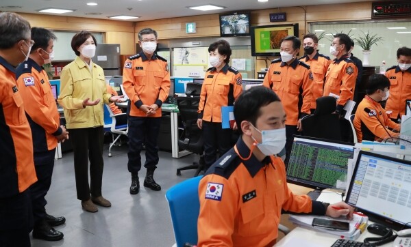 유은혜 부총리 겸 교육부장관(왼쪽 세 번째)과 신열우 소방청장(왼쪽 네 번째)이 30일 서울종합방재센터에서 열린 수능 지원 협의회 후 센터 내 119종합상황실을 방문해 관계자들과 상황을 점검하고 있다. 사진=교육부 제공