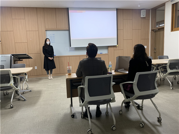 광주여대 항공서비스학과 콘텐츠 큐레이터 전공 학생이 프레젠테이션 큐레이터 자격증 시험에 응시하고 있다. 사진=광주여대 제공
