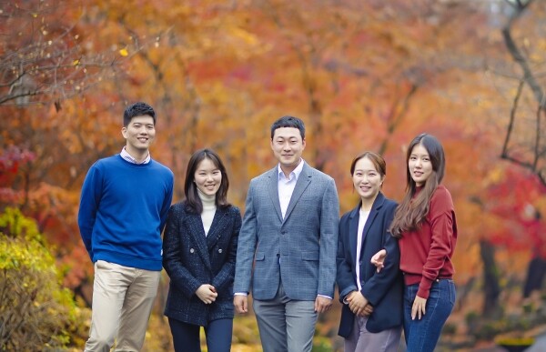 경희대학교 한의과대학 김봉이 교수 연구팀이 남녀불임과 난임에 효능을 보인 한약물을 정리했다. 이번 연구에는 경희대 한의과대학 재학생들이 직접 참여해 공동 제1저자로 이름을 올렸다. (왼쪽부터) 김다빈, 노승진 씨, 김봉이 교수, 고아라, 박민정 씨. (사진=경희대 제공)