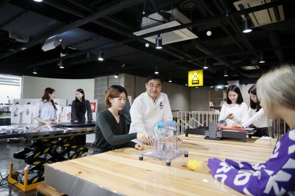 창작자들이 성남가천메이커스페이스에서 창작활동을 펼치고 있다. 사진=가천대 제공