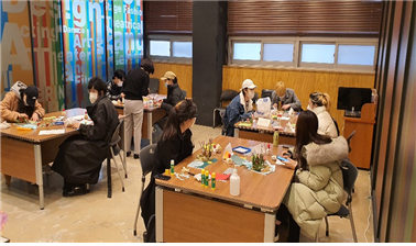 지난달 24일 외국인 유학생들이 서경대 진로심리상담센터가 교내 유담관 CLC존 집단상담실에서 진행한 미술매체 프로그램에 참여하고 있다. 사진=서경대 제공