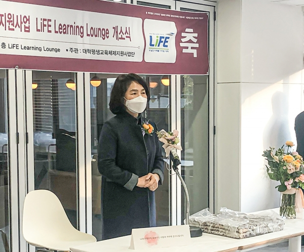 지난달 26일 열린 동덕여대 미래인재융합대학 ‘LIFE Learning Lounge’ 개소식에서 김명애 총장이 축사를 하고 있다. 사진=동덕여대 제공