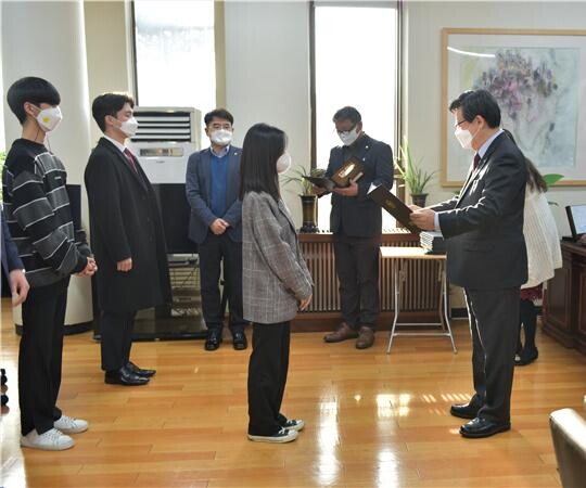 호원대가 11월 30일 마련한 백人백色HOPE 장학금 전달과 인증서 수여식 모습. 사진=호원대 제공