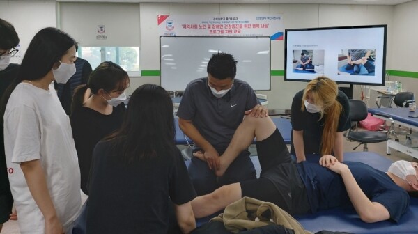 경복대학교 물리치료과는 최근 실시된 문화체육관광부 민간자격증 ‘재활트레이너 자격취득 교육과정’에서 참여 학생 19명 전원이 합격해 자격증을 취득했다. (사진=경복대 제공)