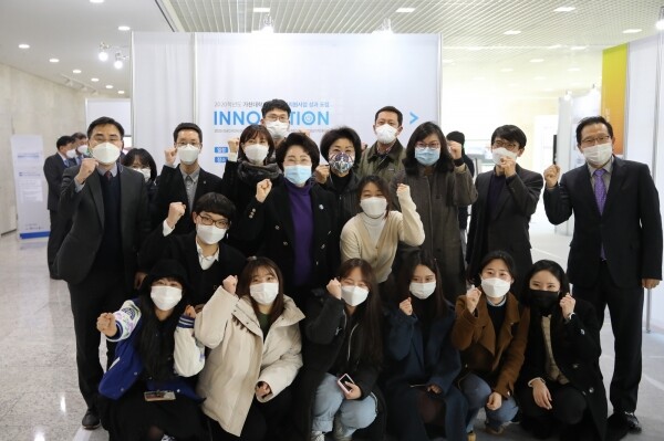 이길여 총장이 가천관 1층 로비에서 열린 대학혁신지원사업 우수성과물전시회를 찾아 학생들을 격려하고 기념사진을 촬영하고 있다. 사진=가천대 제공