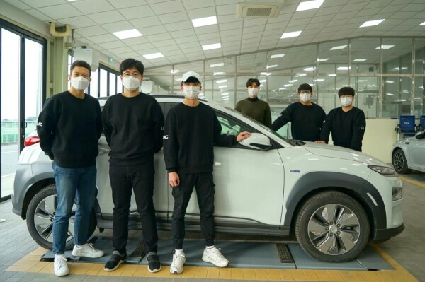 아주자동차대학은 지난달 18일 제주에서 열린 한국자동차공학회 추계학술대회의 ‘2020 KSAE 대학생 캡스톤디자인 경진대회’에 참가해 캡스톤디자인 전공동아리 4개 팀 모두가 입상했다. 해당 대회에서 2관왕을 차지한 Team Pro팀. (사진=아주자동차대 제공)