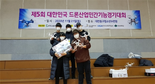 한국영상대 학생들이 '제5회 대한민국 드론산업민간기능경기대회'에 참여한 후 기념사진 촬영을 하고 있다. 사진=한국영상대 제공