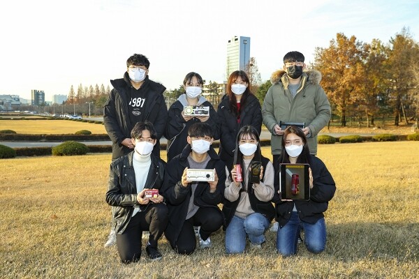 2020 공학페스티벌 창의적 종합설계 경진대회에서 최우수상을 수상한 영남대 ‘아임닷’팀(아래 왼쪽부터 구준범, 지준영, 고세림, 박유나 씨, 위 왼쪽부터 권혁준, 양성은, 강민지, 한국영 씨). 사진=영남대 제공