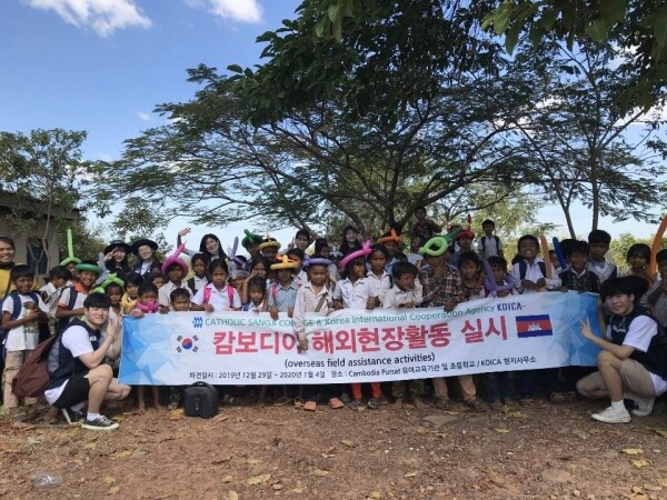 가톨릭상지대는 캄보디아 유아 및 청소년들을 대상으로 교육봉사와 노력봉사 프로그램을 운영했다. 사진=가톨릭상지대 제공