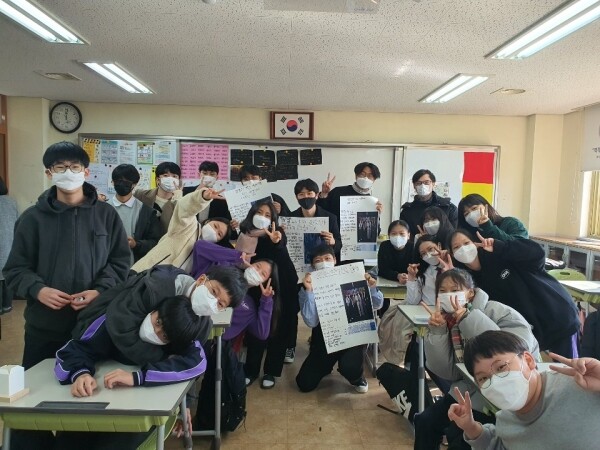 전북대 신방과 학생들이 고산중 학생들을 대상으로 실시한 미디어 리터러시 협동 교육 모습. 사진=전북대 제공