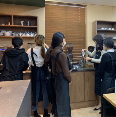 용인송담대학교 대학일자리센터는 학과 맞춤형 자격증 특강으로 직무역량 향상을 위해 호텔관광과 재학생들을 대상으로 커피 바리스타 자격증 과정을 개설했다. (사진=용인송담대 제공)