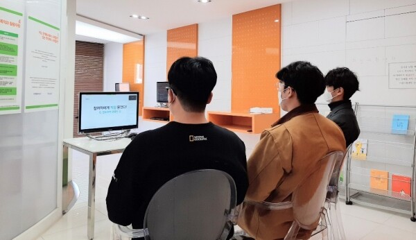 인덕대 학생들이 잡카페에서 온라인으로 실시하는 멘토 특강을 듣고 있다. 사진=인덕대 제공