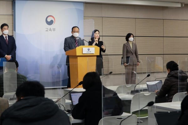 3일 정부세종청에서 열린 수능 관련 브리핑에서 성기선 한국교육평가원장(왼쪽), 민찬홍 출제위원장(왼쪽 두 번째), 정인실 검토위원장(오른쪽)이 기자들의 질문에 답변하고 있다. 사진=교육부 제공