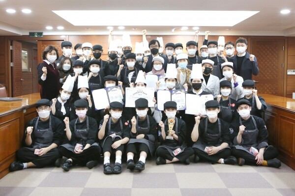 영남이공대학교 식음료조리계열 학생들이 올해 진행된 각종 국제요리경연대회에서 최고상을 휩쓸었다. 식음료조리계열 학생들과 박재훈 총장이 기념촬영을 하고 있다. (사진=영남이공대 제공)