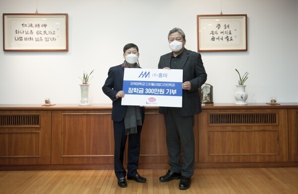 1일 열린 장학금 전달식 후 윤여송 인덕대 총장(오른쪽)과 이경표 ㈜홍미 대표가 기념촬영을 하고 있다. 사진=인덕대 제공