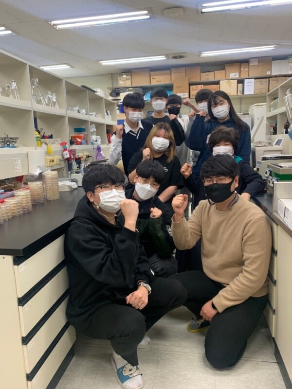 박진숙 교수(오른쪽 앞에서 2번째)와 연구원들. 사진=한남대 제공
