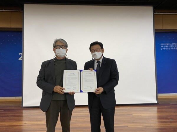 아주자동차대학과 충남지역문제해결플랫폼은 지난달 27일 보령시 비체팰리스에서 ‘2020 충청남도 사회적 가치실현 협약’을 체결했다. (왼쪽부터) 아주자동차대 박병완 총장, 충남지역문제해결플랫폼 이상선 공동위원장. (사진=아주자동차대 제공)