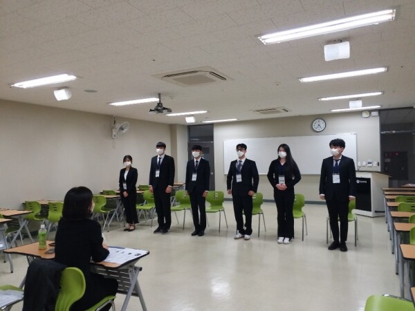 경성대 학생들이 경성대 대학일자리센터가 마련한 실전면접캠프를 진행하고 있다. 사진=경성대 제공