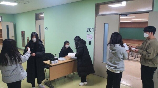 건양대 창업동아리 ‘아이깨끗해’가 자체 제작한 손소독제를 재학생들에게 무료로 나눠주고 있다. 사진=건양대 제공