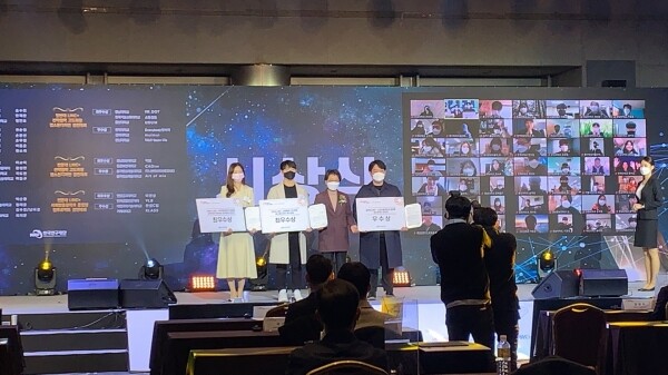 원광보건대 학생들이 2020년 전문대 LINC+사업(산학협력 고도화형) 캡스톤디자인 경진대회에서 최우수상을 받고 있다. 사진=원광보건대 제공