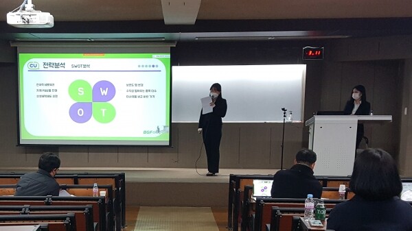 동국대 경주캠퍼스 대학일자리센터가 실시한 기업분석 경진대회에서 한 학생이 기업분석 발표를 진행하고 있다. 사진=동국대 경주캠퍼스 제공