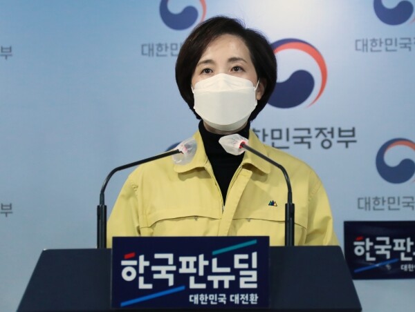 유은혜 부총리 겸 교육부장관이 4일 정부서울청사에서 열린 브리핑에서 대학별 전형 관련 코로나19 방역 대책 등에 대해 설명하고 있다. 사진=교육부 제공