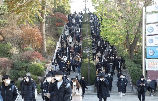 2021 자연계열 논술고사에 응시했던 수험생들이 5일 논술고사 장소인 서울 성동구 한양대 서울캠퍼스를 빠져나가고 있다.