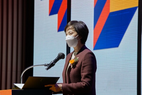 유은혜 부총리 겸 교육부장관이 '제2회 세계 청소년 한국어 교육 연수' 개막식에서 축사를 하고 있다. 사진=교육부 제공