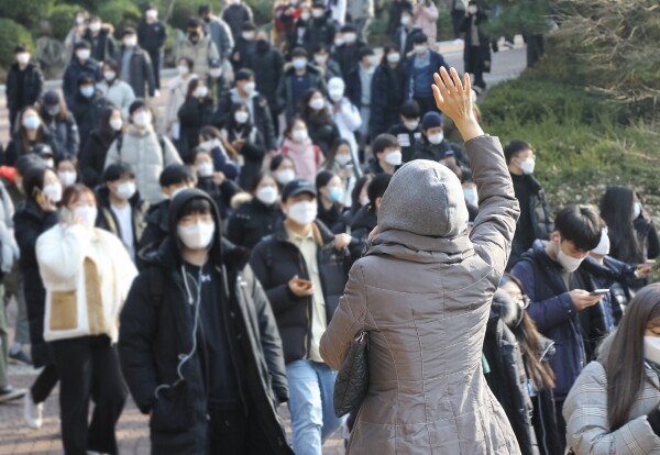 2021 의예·인문계열 논술고사에 응시했던 수험생들이 6일 논술고사 장소인 서울 성동구 한양대 서울캠퍼스를 빠져나가고 있다.