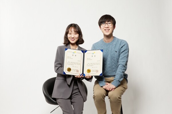 (왼쪽부터) 조수경 씨와 권상진 산업공학과 교수. (사진=UNIST 제공)