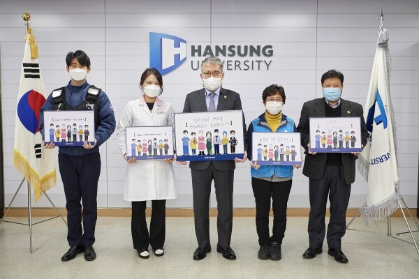 7일 이창원 한성대 총장(가운데) 교내 필수노동자들과 ‘고맙습니다. 필수노동자’ 캠페인에 참여하고 있다. 사진=한성대 제공