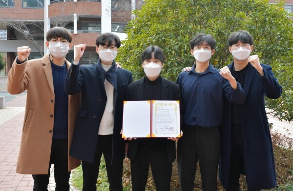 창원대 토목환경화공융합공학부 환경에너지공학트랙 학생 팀이 ‘제8회 종합설계 경진대회’에서 우수상을 수상하고 있다. 사진=창원대 제공