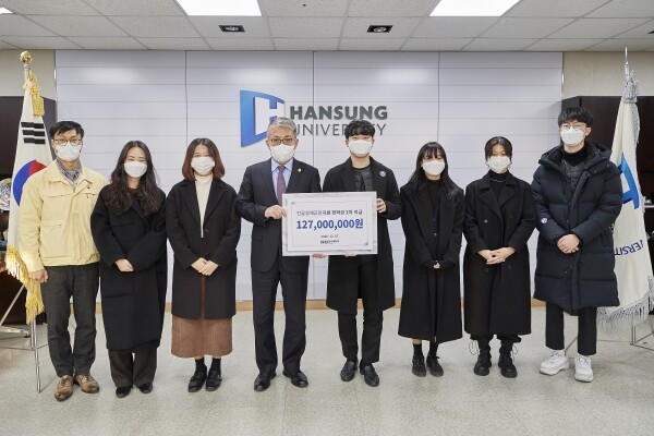 이창원 한성대 총장(왼쪽 네 번째)이 긴급경제곤란 지원 장학금 전달식에서 관계자들과 기념촬영을 하고 있다. 사진=한성대 제공