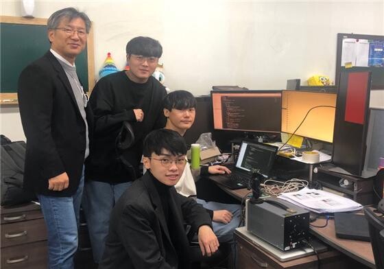 2020 산학프로젝트 챌린지 미래형자동차 분야에서 산업통상자원부장관상을 받은 A.Eye팀과 김학일 인하대 정보통신공학과 지도교수. 사진=인하대 제공
