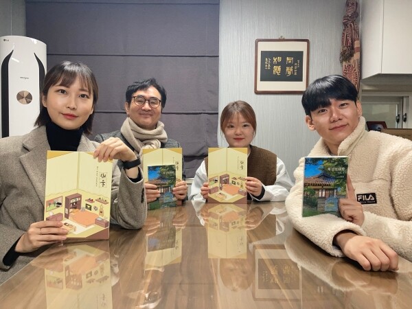 대구대 한국어문학과 학생들과 양진오 교수(왼쪽에서 두 번째)가 ’북성로‘ 제3호와 ’채울‘을 들고 기념사진을 찍고 있다. 사진=대구대 제공