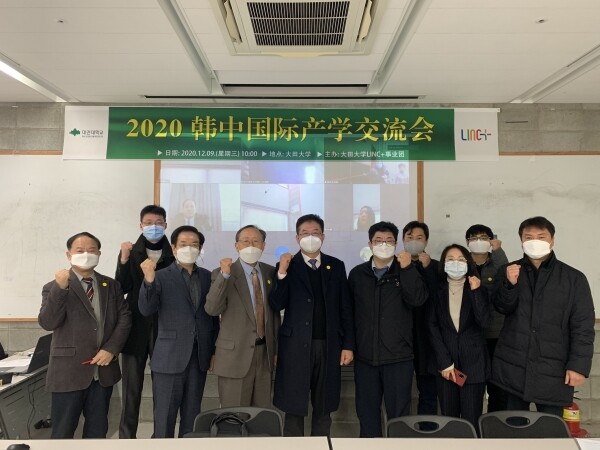 대전대 LINC+사업단은 9일 한·중 기업 기술교류회 및 수출상담회를 개최했다. (사진 왼쪽부터) 박청 교수, 정원희 교수, 윤종호 두현이앤씨연구소장, 임봉수 교수, 이영환 산학부총장, 박인성 우수안 대표, 한종민 기업협력센터장, 김숙희 소마바이오 대표, 저소웅 통역, 손봉호 지엔에스엔지니어링 이사. 사진=대전대 제공