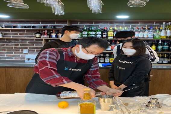용인송담대학교 대학일자리센터가 호텔관광과 직무연계 자격증 프로그램으로 칵테일 아티스트경영사 과정을 개설했다. (사진=용인송담대 제공)