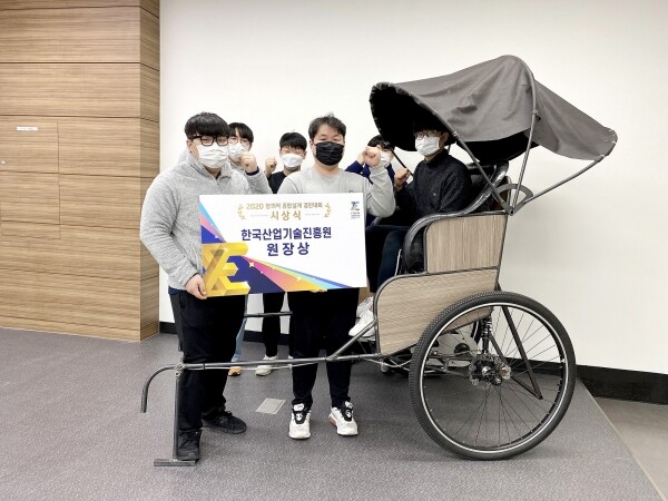 영남이공대학교 기계계열 학생들로 구성된 ‘온고지Tech’팀이 '2020 공학교육페스티벌'에서 한국산업기술진흥원 원장상을 수상했다. (사진=영남이공대 제공)