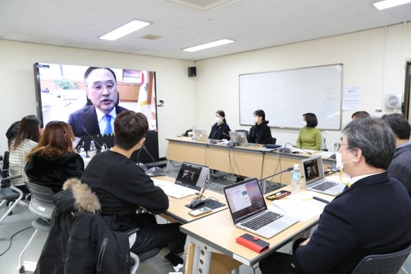 부산대학교는 교내 연구기반조성 및 학술연구진흥을 위한 연구자 친화형 연구지원 휴먼인프라인 '윤인구 학술위원(PNU Research Review Board, PNU-RRB)'을 신설해 제1기 위원을 임명하고 9일 오전 첫 워크숍 행사를 개최했다. (사진=부산대 제공)