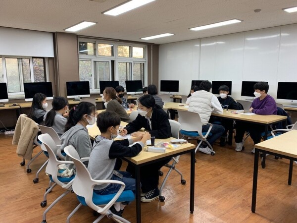 시각디자인학과 학생들이 ‘한밭 디자인 영재 캠프’에 참여한 학생들의 멘토가 되어 영상 스케치 과정을 도와주고 있다. 사진=한밭대 제공