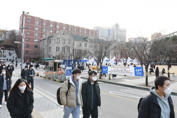 시험을 마친 수험생들이 교정을 벗어나고 있다. 사진=중앙대 제공