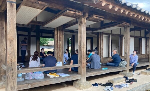 전북대 한옥기술종합센터의 김명관 고택 활용 교육 모습. 사진=전북대 제공