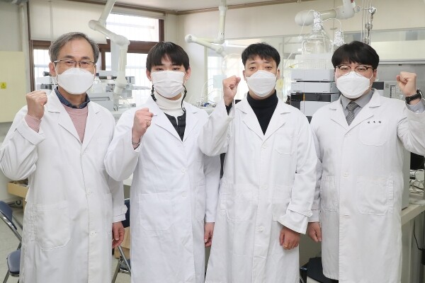 왼쪽부터 우석대 식품생명공학과 오석흥 교수, 문지수 학생, 한상국 대학원생, 김준형 교수. 사진=우석대 제공