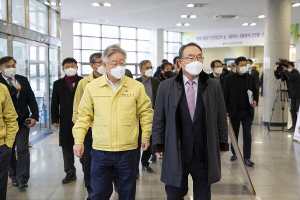 교육부가 국‧사립대학교 기숙사를 생활치료시설로 활용하는 방안을 지원하기로 했다. 경기도에서는 경기대 기숙사가 15일부터 생활치료시설로 사용된다. 14일 경기대를 방문한 이재명 경기도지사가 김인규 경기대총장과 기숙사 시설을 현장점검하고 있다. 사진=경기도 제공